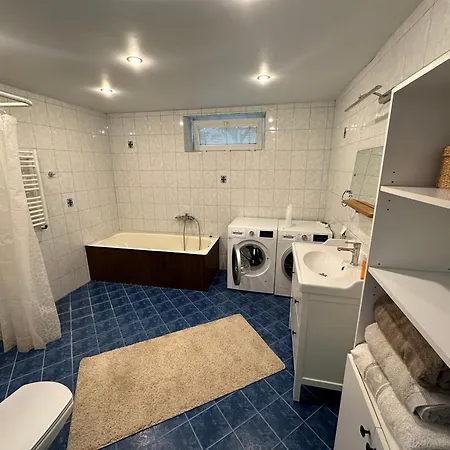 A Spacious In A Private House Apartamento